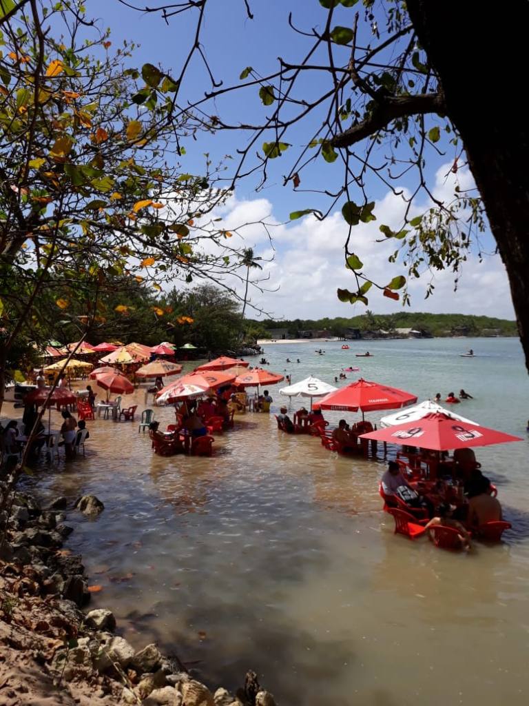 Mesas de turistas nas águas atlânticas PB