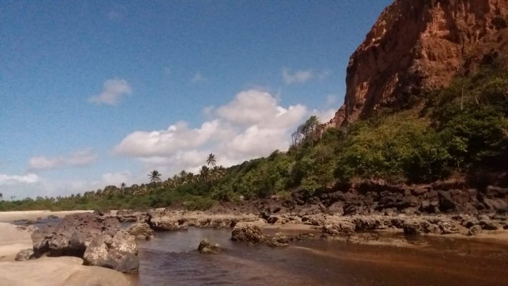 Paisagem rochosa e piscina natural na Paraíba