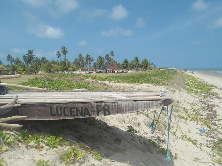 Barco e paisagem praiana em Lucena PB