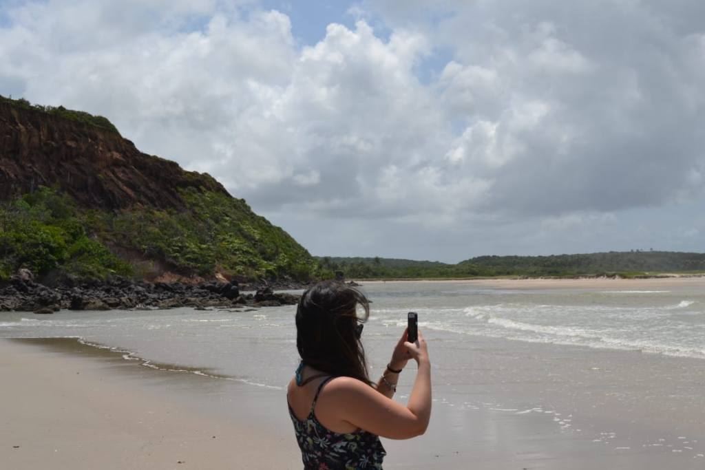 Moça fotografa praia de João Pessoa